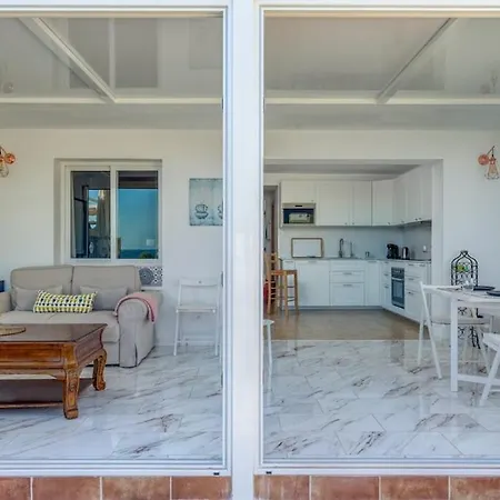 Coastal Calm, 2br With Seaview شقة فوينخيرولا